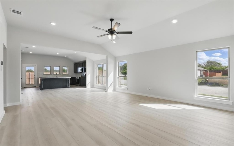 1400 Dry Creek Drive, Cleburne, TX 76033, 3 Bedrooms Bedrooms, ,2 BathroomsBathrooms,Residential,For Sale,1400 Dry Creek Drive,20801759