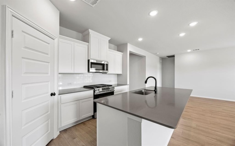 3316 Fortress Way, Denton, TX 76208, 4 Habitaciones Habitaciones , ,3 BañosBaños,Residential,En Venta,3316 Fortress Way,0,20820184
