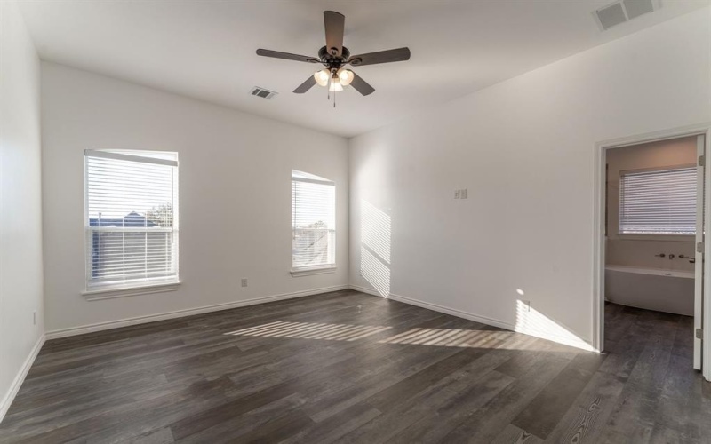 310 Oakwood Drive, Euless, TX 76040, 4 Habitaciones Habitaciones , ,5 BañosBaños,Residential,En Venta,310 Oakwood Drive,20823098