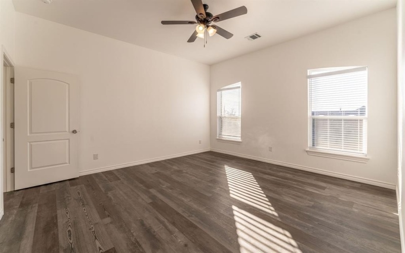 310 Oakwood Drive, Euless, TX 76040, 4 Habitaciones Habitaciones , ,5 BañosBaños,Residential,En Venta,310 Oakwood Drive,20823098