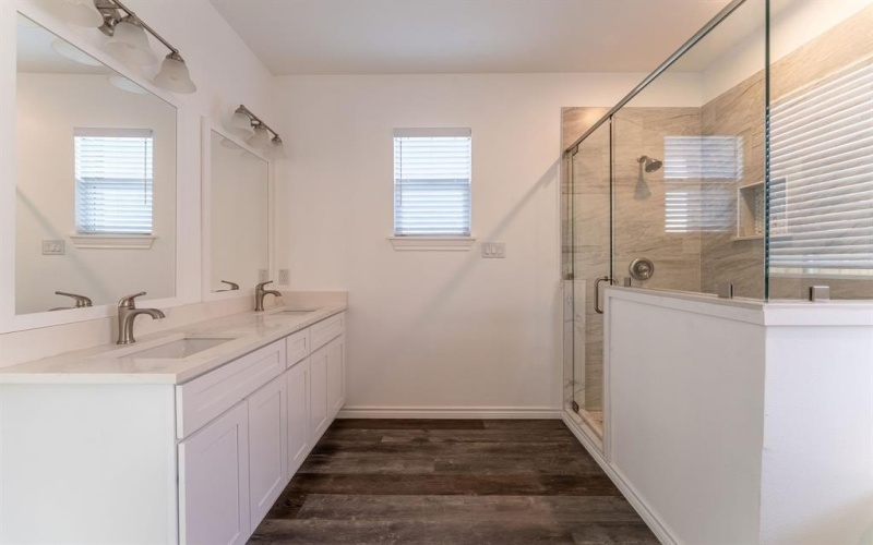 310 Oakwood Drive, Euless, TX 76040, 4 Habitaciones Habitaciones , ,5 BañosBaños,Residential,En Venta,310 Oakwood Drive,20823098