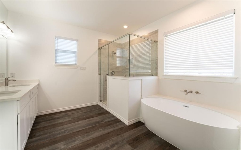 310 Oakwood Drive, Euless, TX 76040, 4 Habitaciones Habitaciones , ,5 BañosBaños,Residential,En Venta,310 Oakwood Drive,20823098