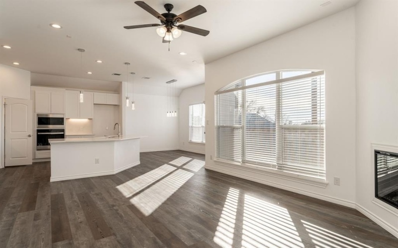 310 Oakwood Drive, Euless, TX 76040, 4 Habitaciones Habitaciones , ,5 BañosBaños,Residential,En Venta,310 Oakwood Drive,20823098