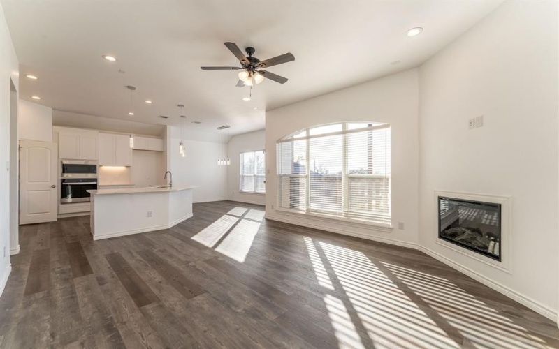 310 Oakwood Drive, Euless, TX 76040, 4 Habitaciones Habitaciones , ,5 BañosBaños,Residential,En Venta,310 Oakwood Drive,20823098