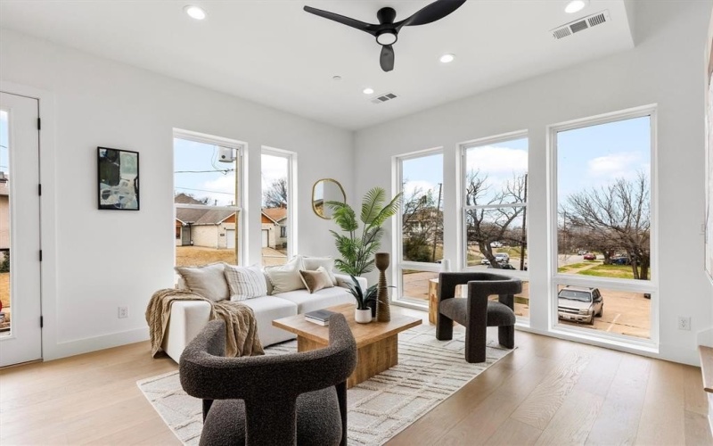 604 N Ewing Avenue #105, Dallas, TX 75203, 3 Habitaciones Habitaciones , ,3 BañosBaños,Residential,En Venta,604 N Ewing Avenue,20864387