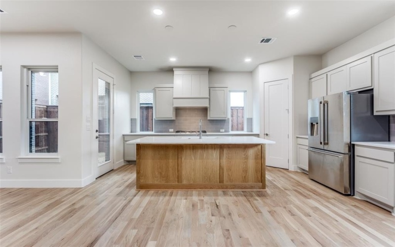 7118 Granada Place, Dallas, TX 75223, 3 Bedrooms Bedrooms, ,3 BathroomsBathrooms,Residential,For Sale,7118 Granada Place,20870111