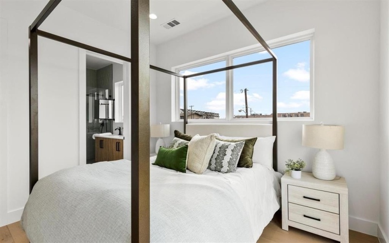 604 N Ewing Avenue #101, Dallas, TX 75203, 3 Habitaciones Habitaciones , ,3 BañosBaños,Residential,En Venta,604 N Ewing Avenue,20881099