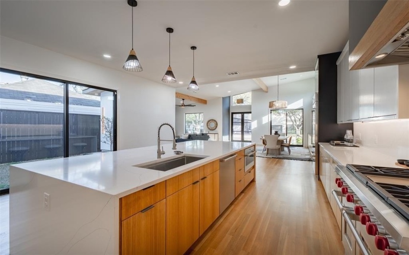 8903 Forest Hills Boulevard, Dallas, TX 75218, 5 Habitaciones Habitaciones , ,7 BañosBaños,Residential,En Venta,8903 Forest Hills Boulevard,20882331