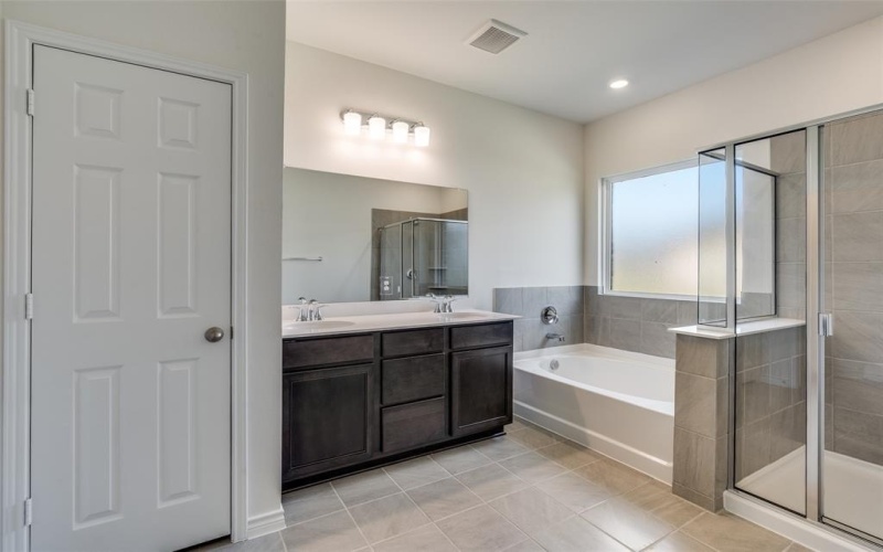 1007 Auburn Drive, Justin, TX 76247, 5 Bedrooms Bedrooms, ,5 BathroomsBathrooms,Residential,For Sale,1007 Auburn Drive,0,20890184