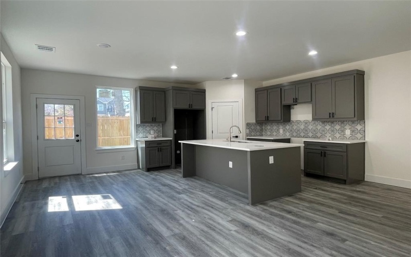 501 N Moore Street, Dallas, TX 75203, 3 Habitaciones Habitaciones , ,2 BañosBaños,Residential,En Venta,501 N Moore Street,20886683