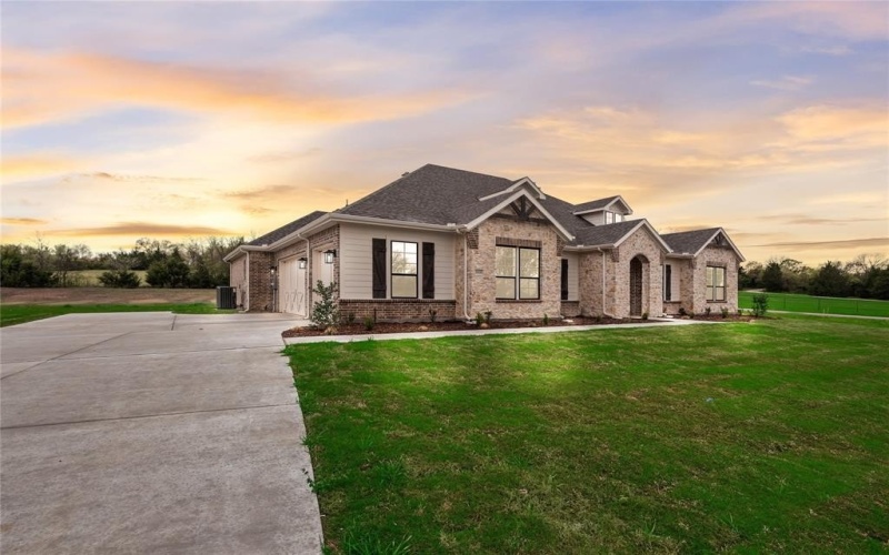 1010 Julian Drive, Van Alstyne, TX 75495, 4 Bedrooms Bedrooms, ,2 BathroomsBathrooms,Residential,For Sale,1010 Julian Drive,20894607
