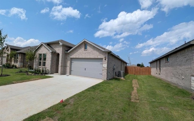 1013 TRACTION Trail, Cleburne, TX 76031, 5 Bedrooms Bedrooms, ,3 BathroomsBathrooms,Residential,For Sale,1013 TRACTION Trail,20896747