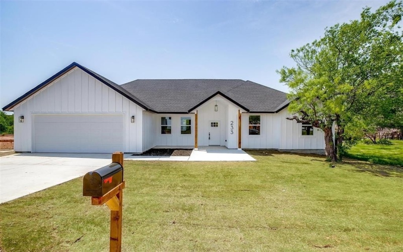 233 Lakeshore Drive, Runaway Bay, TX 76426, 4 Habitaciones Habitaciones , ,2 BañosBaños,Residential,En Venta,233 Lakeshore Drive,20903148