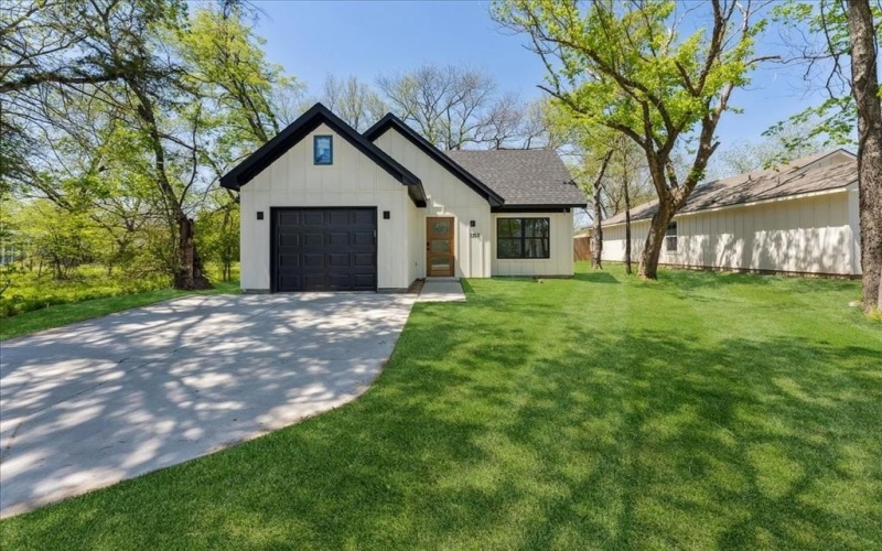 1313 Franklin Avenue, Bonham, TX 75418, 3 Bedrooms Bedrooms, ,2 BathroomsBathrooms,Residential,For Sale,1313 Franklin Avenue,20901897