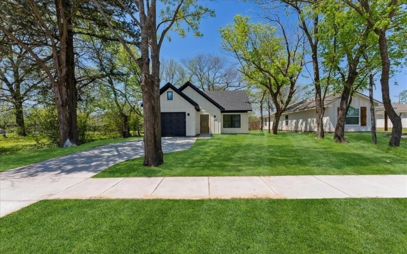 1313 Franklin Avenue, Bonham, TX 75418, 3 Bedrooms Bedrooms, ,2 BathroomsBathrooms,Residential,For Sale,1313 Franklin Avenue,20901897