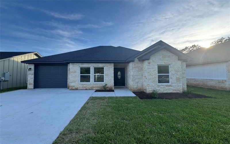 329 Rogers Street, McGregor, TX 76657, 3 Habitaciones Habitaciones , ,2 BañosBaños,Residential,En Venta,329 Rogers Street,228786