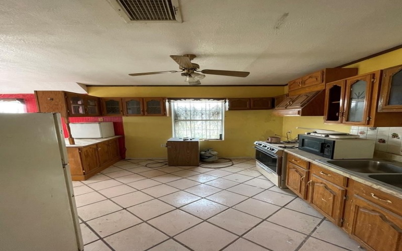 408 W Bledsoe Blvd, Presidio, TX 79845, 8 Habitaciones Habitaciones , ,9 BañosBaños,Residential,En Venta,408 W Bledsoe Blvd,0,154071