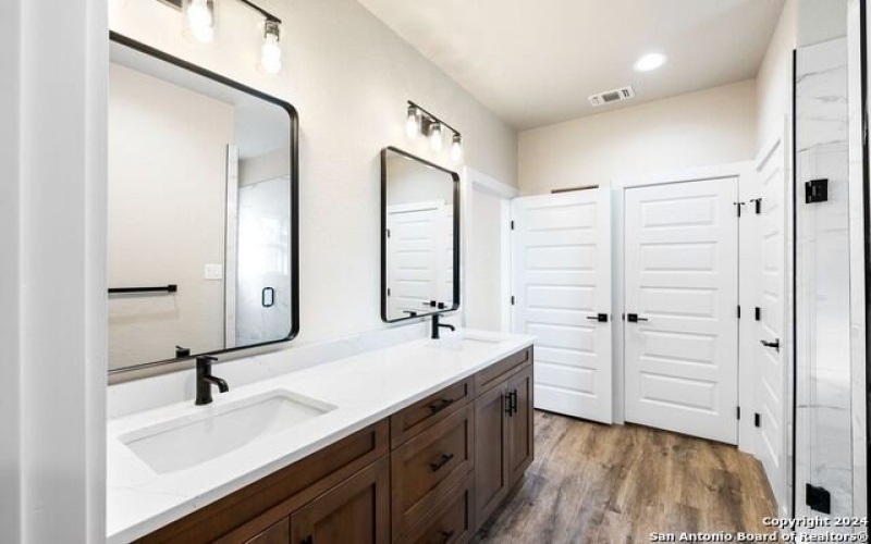 124 E Magnolia Cir, La Vernia, TX 78121, 4 Habitaciones Habitaciones , ,2 BañosBaños,Residential,En Venta,124 E Magnolia Cir,1832220