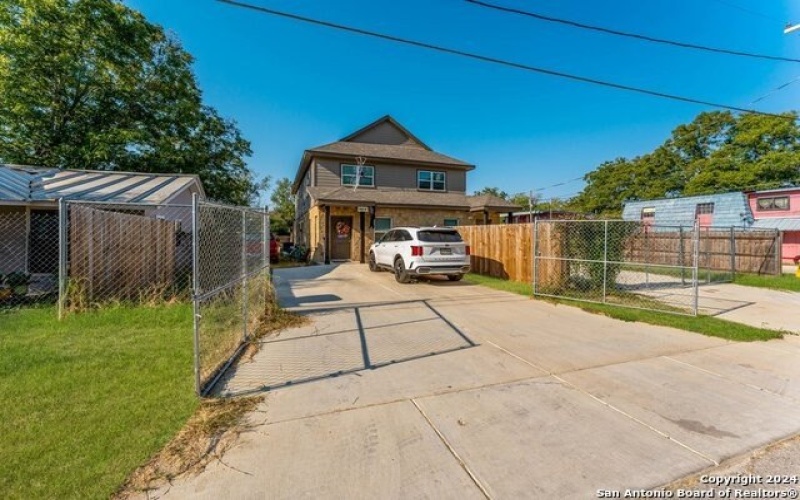 401 AUBREY ST, Natalia, TX 78059, ,5 BathroomsBathrooms,Residential Multi Family,For Sale,401 AUBREY ST,0,1816921