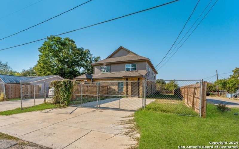 401 AUBREY ST, Natalia, TX 78059, ,5 BathroomsBathrooms,Residential Multi Family,For Sale,401 AUBREY ST,0,1816921