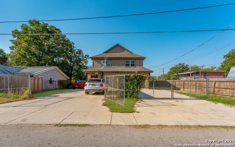 401 AUBREY ST, Natalia, TX 78059, ,5 BathroomsBathrooms,Residential Multi Family,For Sale,401 AUBREY ST,0,1816921