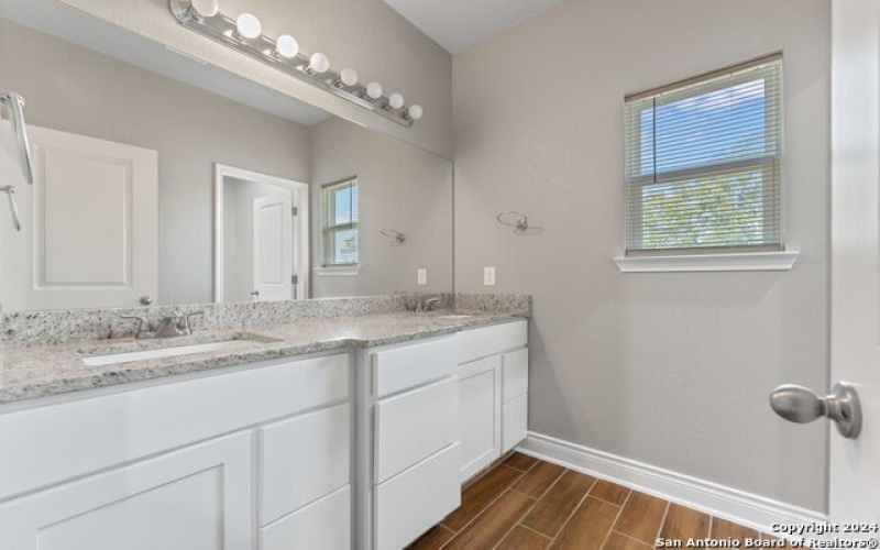 401 AUBREY ST, Natalia, TX 78059, ,5 BathroomsBathrooms,Residential Multi Family,For Sale,401 AUBREY ST,0,1816921