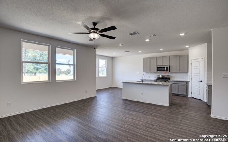 3448 Meteor Night, Converse, TX 78109, 3 Habitaciones Habitaciones , ,2 BañosBaños,Residential,En Venta,3448 Meteor Night,1844806