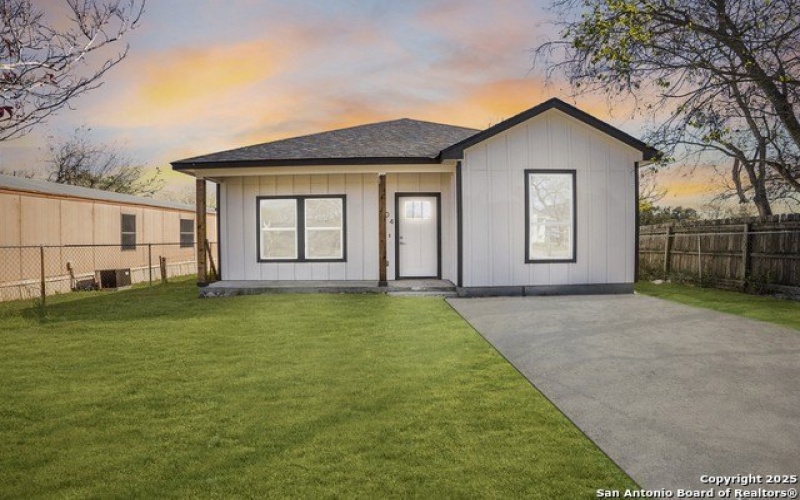 804 PEACH ST, Jourdanton, TX 78026, 3 Habitaciones Habitaciones , ,2 BañosBaños,Residential,En Venta,804 PEACH ST,1842392