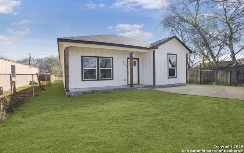 804 PEACH ST, Jourdanton, TX 78026, 3 Habitaciones Habitaciones , ,2 BañosBaños,Residential,En Venta,804 PEACH ST,1842392