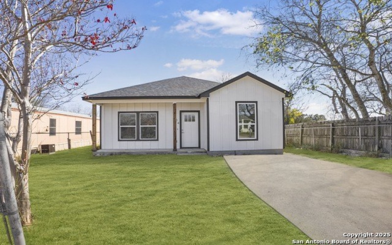 804 PEACH ST, Jourdanton, TX 78026, 3 Habitaciones Habitaciones , ,2 BañosBaños,Residential,En Venta,804 PEACH ST,1842392