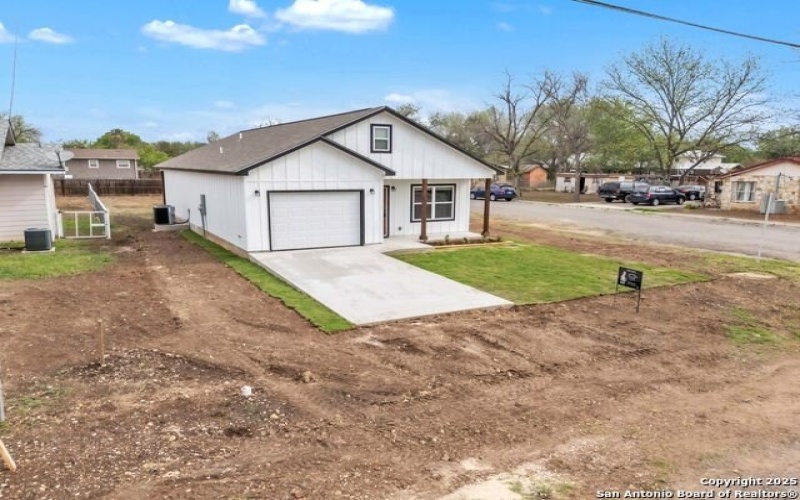 1702 17th, Hondo, TX 78861, 3 Habitaciones Habitaciones , ,2 BañosBaños,Residential,En Venta,1702 17th,0,1854862