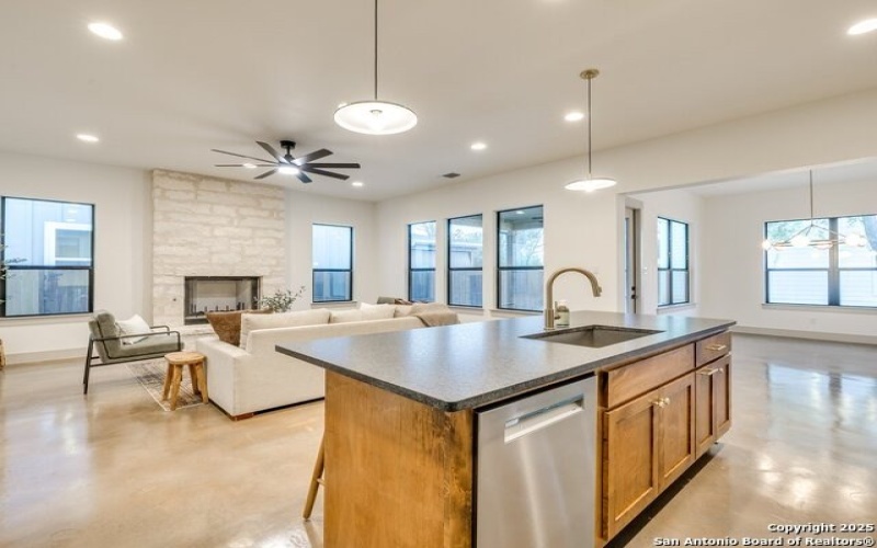 605 Graham, Boerne, TX 78006, 5 Habitaciones Habitaciones , ,3 BañosBaños,Residential,En Venta,605 Graham,1855682