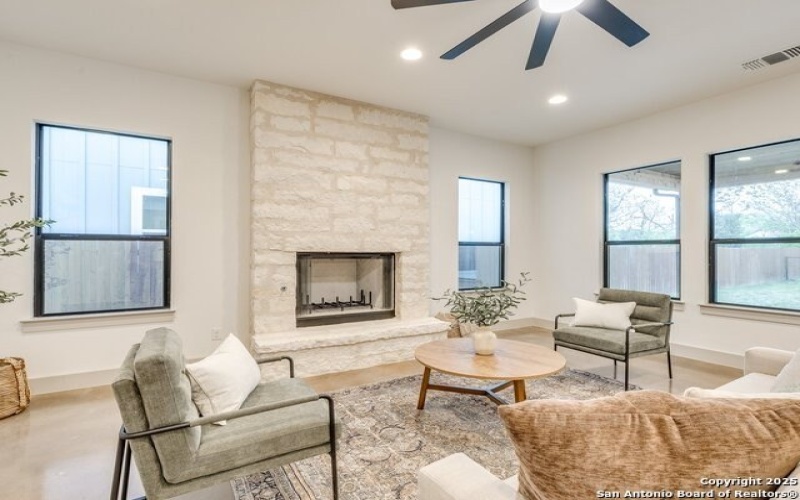 605 Graham, Boerne, TX 78006, 5 Habitaciones Habitaciones , ,3 BañosBaños,Residential,En Venta,605 Graham,1855682