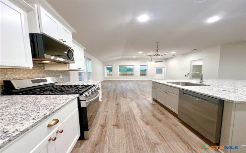 301 Cobblestone Court, Victoria, TX 77904, 4 Bedrooms Bedrooms, ,2 BathroomsBathrooms,Residential,For Sale,301 Cobblestone Court,0,544801