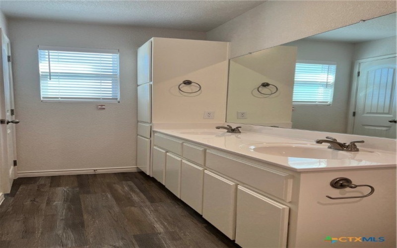 306 Dolphin Drive, Temple, TX 76501, 6 Bedrooms Bedrooms, ,Residential,For Sale,306 Dolphin Drive,555546