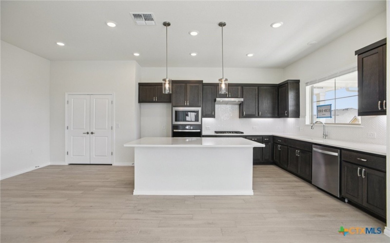 139 Stewart Drive #102, San Marcos, TX 78666, 3 Habitaciones Habitaciones , ,2 BañosBaños,Residential,En Venta,139 Stewart Drive,0,579722