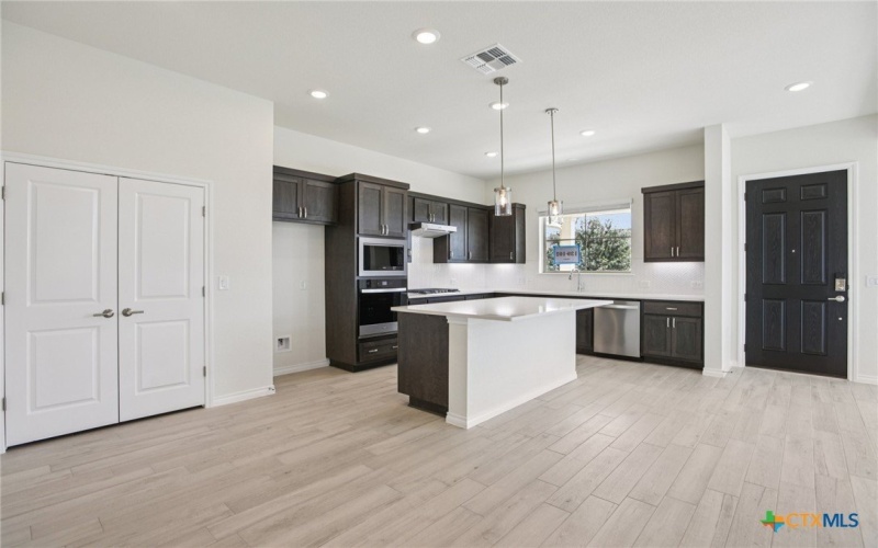 139 Stewart Drive #102, San Marcos, TX 78666, 3 Habitaciones Habitaciones , ,2 BañosBaños,Residential,En Venta,139 Stewart Drive,0,579722