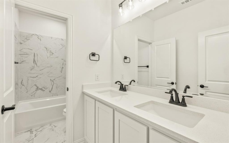 925 Cannes Drive, Red Oak, TX 75154, 4 Bedrooms Bedrooms, ,3 BathroomsBathrooms,Residential,For Sale,925 Cannes Drive,20818879