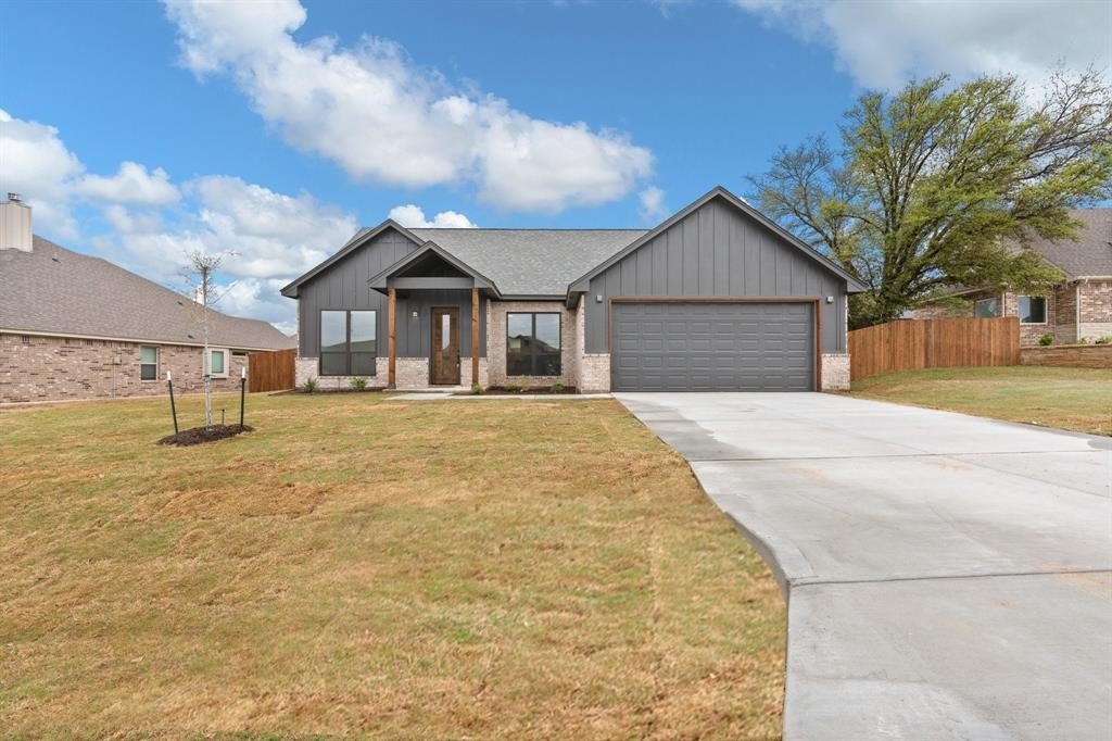 3306 Promenade Court, Granbury, TX 76049, 4 Bedrooms Bedrooms, ,2 BathroomsBathrooms,Residential,For Sale,3306 Promenade Court,20872354