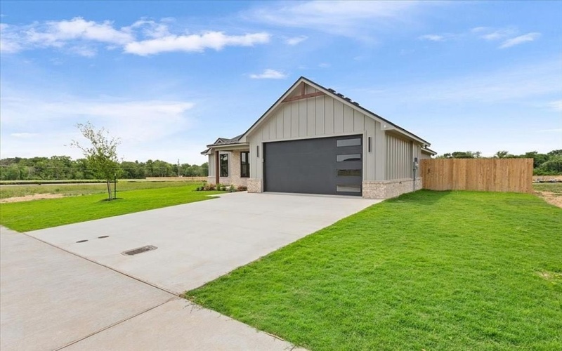 8008 Jubilee Road, Waco, TX 76708, 3 Bedrooms Bedrooms, ,2 BathroomsBathrooms,Residential,For Sale,8008 Jubilee Road,20909755