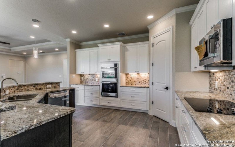 929 MOONLIGHT DR, Canyon Lake, TX 78133-6074, 4 Habitaciones Habitaciones , ,3 BañosBaños,Residential,En Venta,929 MOONLIGHT DR,1866377