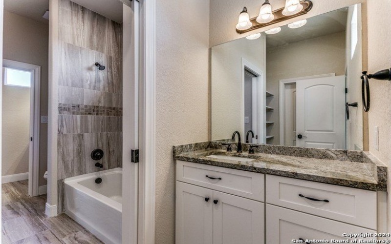 929 MOONLIGHT DR, Canyon Lake, TX 78133-6074, 4 Habitaciones Habitaciones , ,3 BañosBaños,Residential,En Venta,929 MOONLIGHT DR,1866377