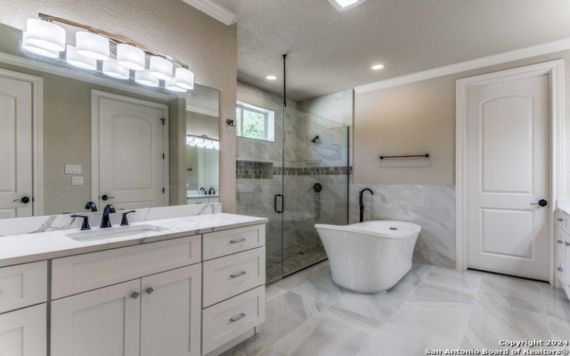 929 MOONLIGHT DR, Canyon Lake, TX 78133-6074, 4 Habitaciones Habitaciones , ,3 BañosBaños,Residential,En Venta,929 MOONLIGHT DR,1866377