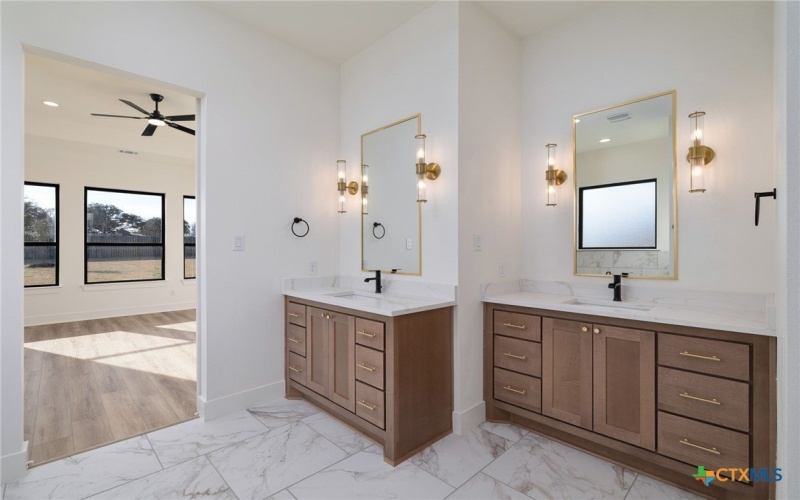 632 Oak Creek Parkway, Seguin, TX 78155, 3 Habitaciones Habitaciones , ,5 BañosBaños,Residential,En Venta,632 Oak Creek Parkway,573955