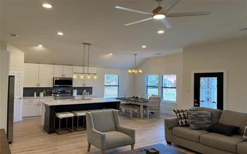 214 E 15th Avenue, Corsicana, TX 75110, 4 Habitaciones Habitaciones , ,2 BañosBaños,Residential,En Venta,214 E 15th Avenue,20742901