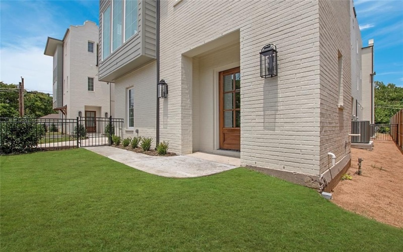 1023 Mobile Street, Dallas, TX 75208, 3 Bedrooms Bedrooms, ,3 BathroomsBathrooms,Residential,For Sale,1023 Mobile Street,20927049