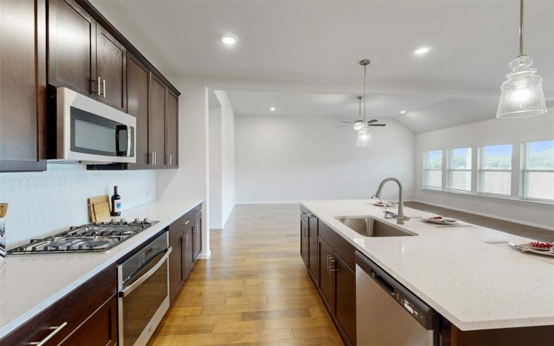 716 Parkside Drive, Justin, TX 76247, 5 Habitaciones Habitaciones , ,3 BañosBaños,Residential,En Venta,716 Parkside Drive,20924428