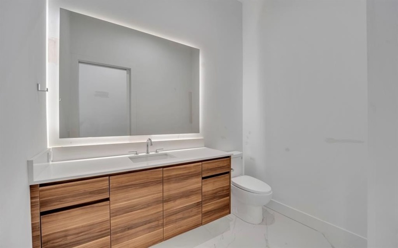 610 N Oak Cliff Boulevard #301, Dallas, TX 75208, 3 Habitaciones Habitaciones , ,3 BañosBaños,Residential,En Venta,610 N Oak Cliff Boulevard,20939845