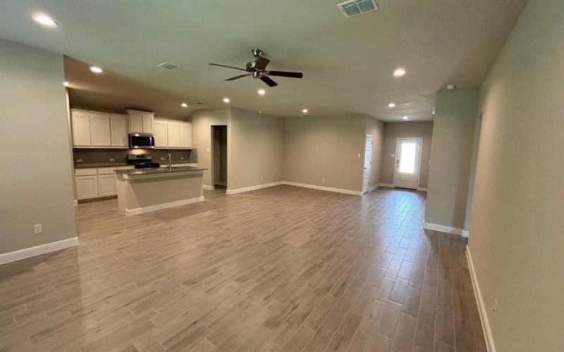 409 SUNFLOWER Trail, Cleburne, TX 76033, 5 Habitaciones Habitaciones , ,3 BañosBaños,Residential,En Venta,409 SUNFLOWER Trail,20937722