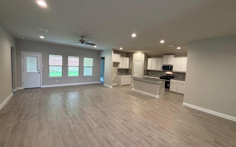 409 SUNFLOWER Trail, Cleburne, TX 76033, 5 Habitaciones Habitaciones , ,3 BañosBaños,Residential,En Venta,409 SUNFLOWER Trail,20937722